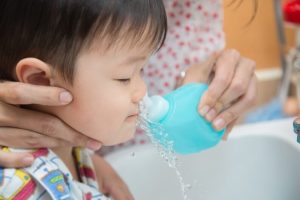 Cách rửa mũi cho trẻ 2 tuổi bằng nước muối sinh lý