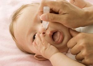 Hướng dẫn rửa mũi cho trẻ 2 tuổi bằng nước muối sinh lý