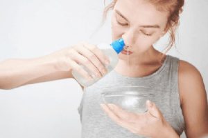 rửa mũi bằng nước muối giúp hỗ trợ chữa trị viêm xoang