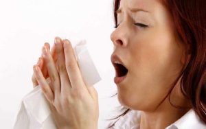 hắt hơi liên tục là triệu chứng thường thấy của viêm mũi dị ứng