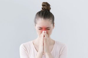 nghẹt mũi và khó thở là 2 dấu hiệu phổ biến nhất của viêm xoang