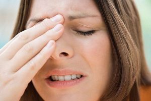 đau xoang mũi là một tron những triệu chứng rõ ràng nhất của viêm xoang