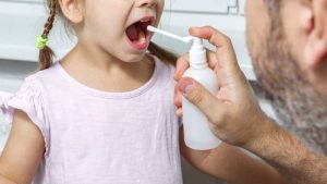 xịt họng cho bé giúp giảm đau họng, tiêu diệt vi khuẩn và nấm trong vòm họng