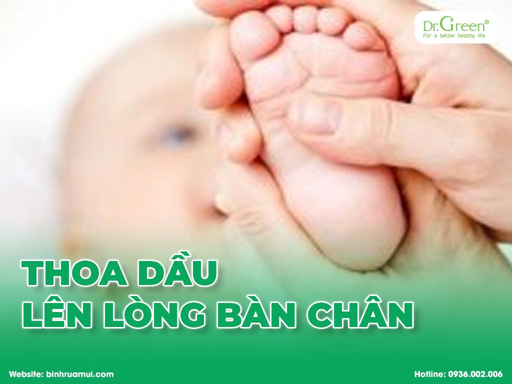 thoa dầu lên lòng bàn chân giúp bé giảm ho hiệu quả