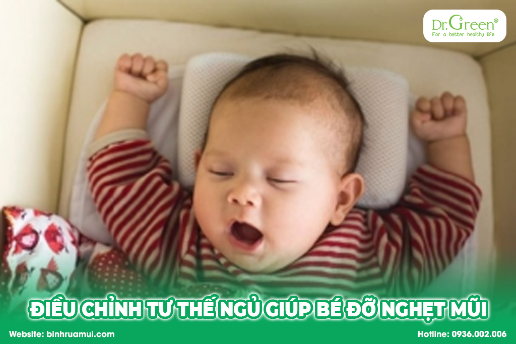 điều chỉnh tư thế ngủ giúp bé đỡ nghẹt mũi