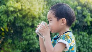 Mẹ nên tạo thói quen uống nước đều đặn trong ngày cho trẻ 