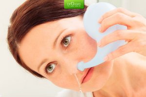 Vệ sinh mũi đúng cách là một phương pháp hỗ trợ rất tốt cho người bị viêm xoang 