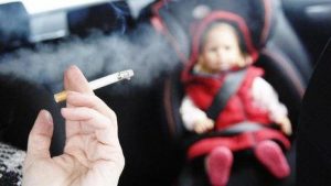 Cần hạn chế tối đa việc trẻ tiếp xúc với khói thuốc lá 