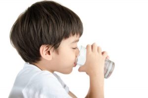 Khi trẻ bị ho, nên cho trẻ uống nhiều nước 