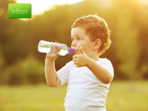 Nên bổ sung nước và các thức ăn dạng lỏng cho trẻ khi trẻ bị sổ mũi