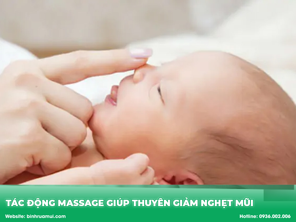 Tác động massage giúp thuyên giảm nghẹt mũi ở trẻ