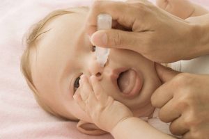 Các lưu ý khi sử dụng thuốc nhỏ mũi cho trẻ sơ sinh mà ba mẹ nên biết