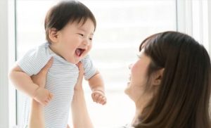 Cha mẹ có nên dùng xịt họng cho bé 1 tuổi không?
