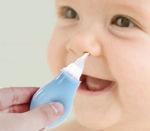 nhỏ mũi cho trẻ sơ sinh giúp chữa trị tình trạng nghẹt mũi, giúp bé vui khoẻ phát triển